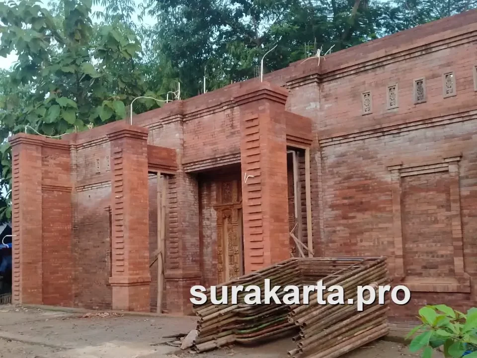 bangunan gapura dari bata merah