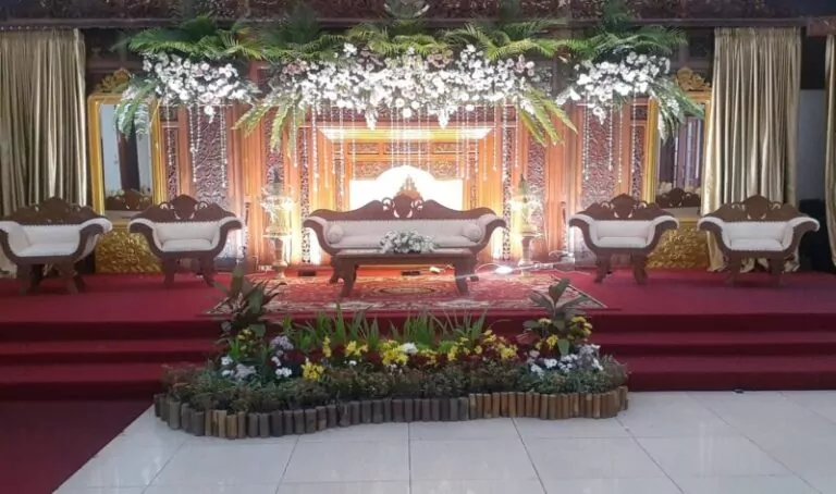 Dekorasi pernikahan Jawa gebyok di Solo